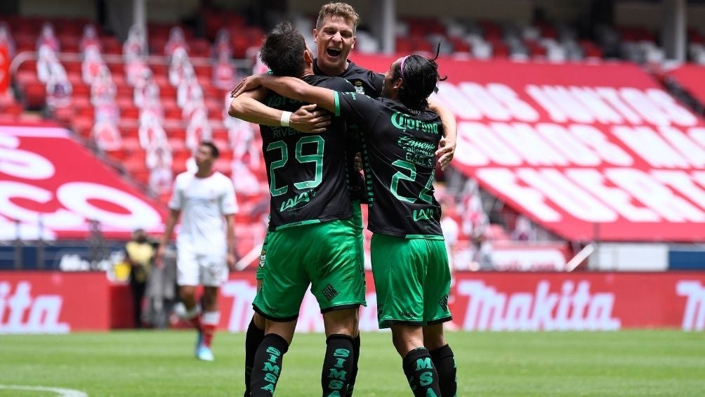 Jugadores de Santos festejan el gol 