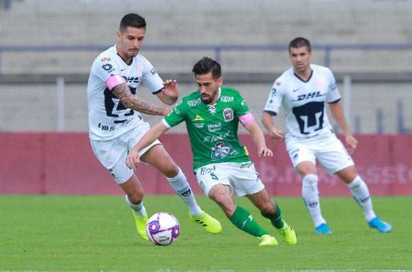 Fernando Navarro en acción ante Pumas