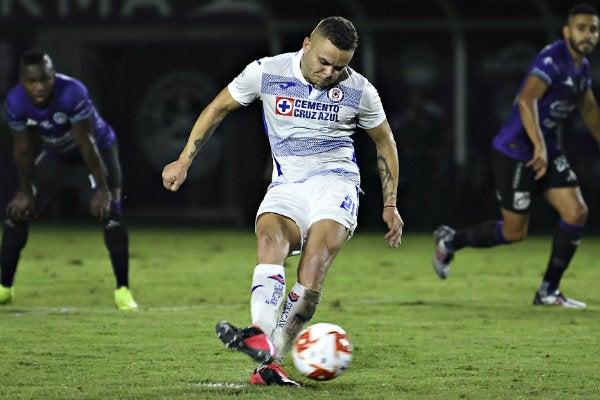 Jonathan Rodríguez cobrando el penal ante Mazatlán