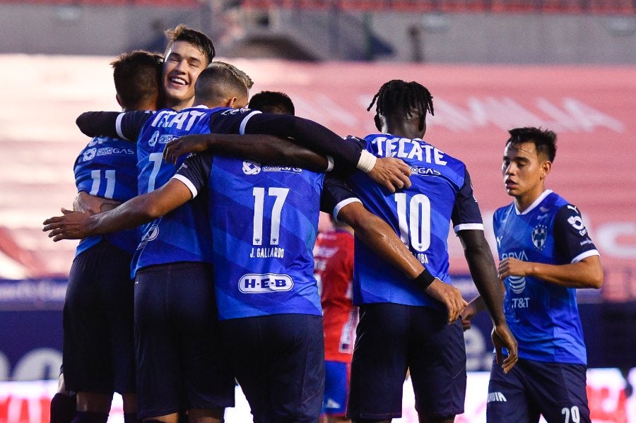 Jugadores de Rayados celebran gol vs San Luis