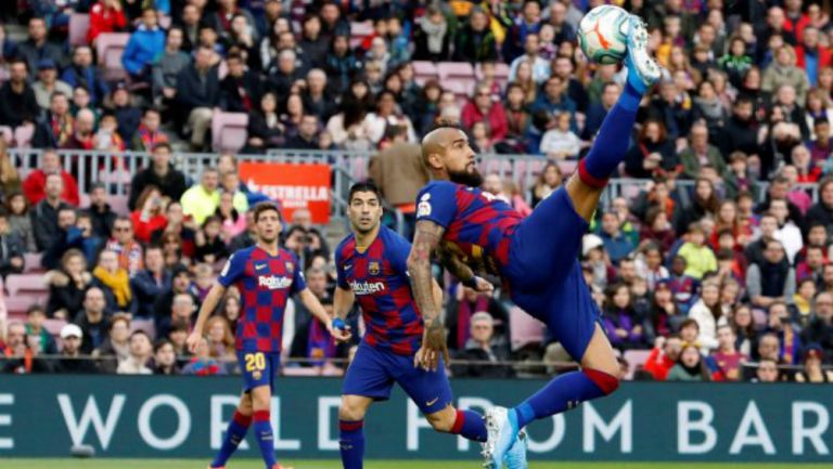 Arturo Vidal durante un partido con Barcelona