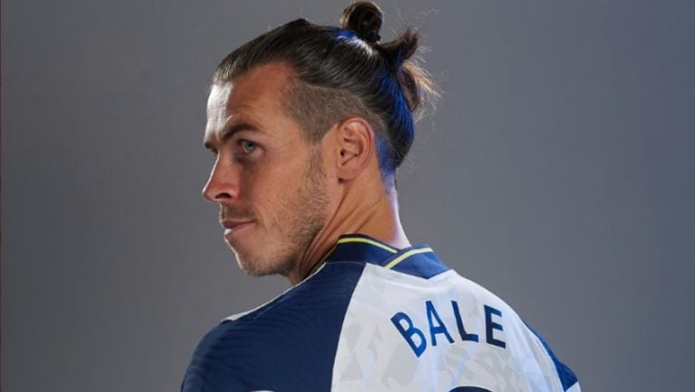 Bale posa con la nueva playera del Tottenham 