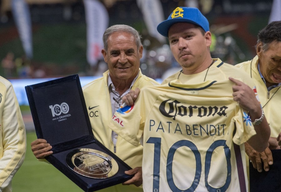 Pata Bendita siendo homenajeado por América