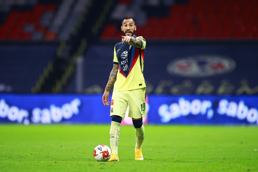 Emanuel Aguilera durante un partido con América