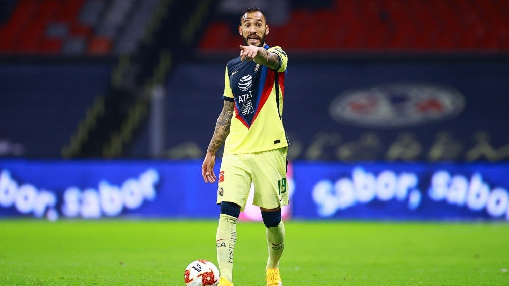 Emanuel Aguilera durante un partido con América