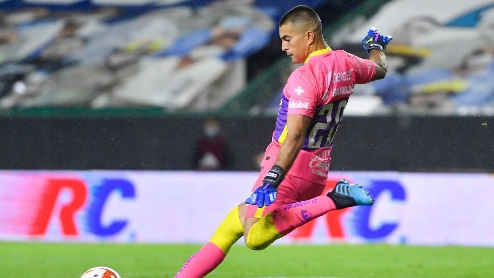 Julio González durante el partido de Pumas 