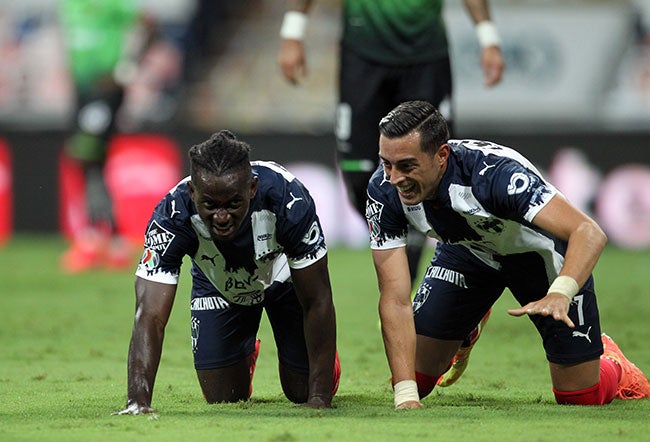 Ake Loba y Funes Mori festejan un gol de Monterrey