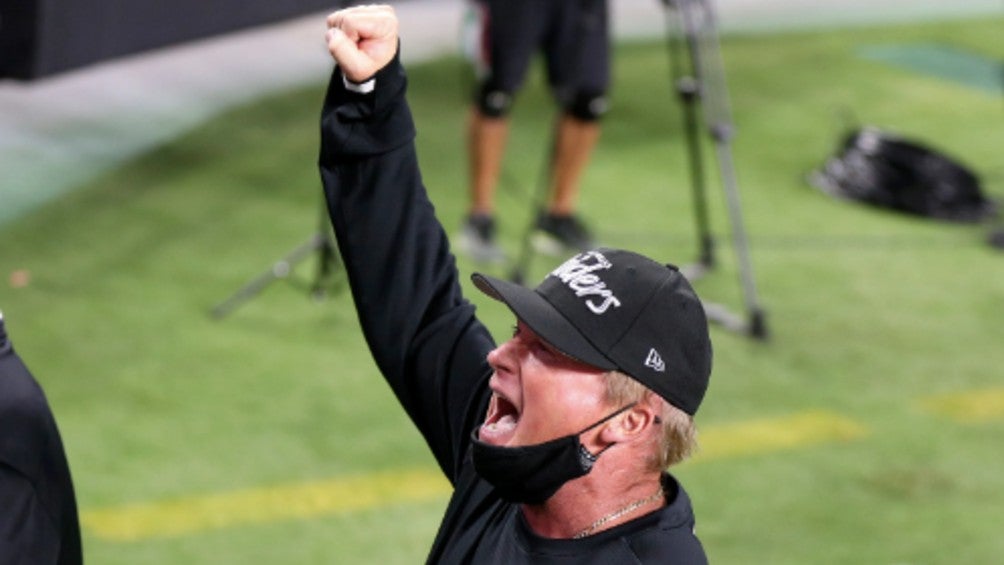 Video: Jon Gruden celebró en grande la victoria de sus Raiders 