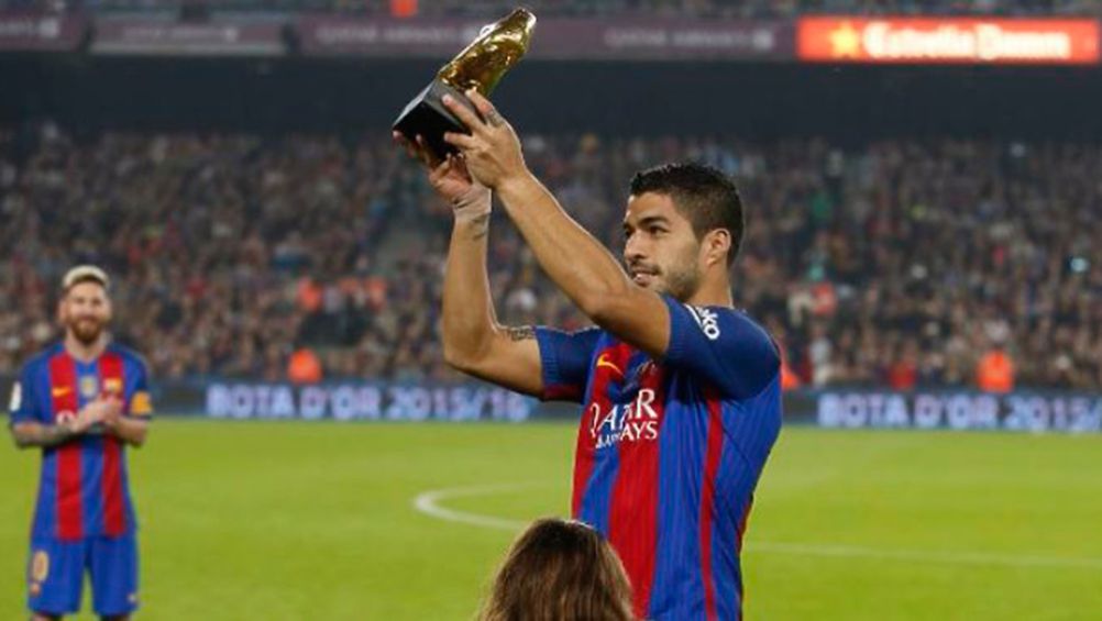 Suárez presume su Bota de Oro al Camp Nou