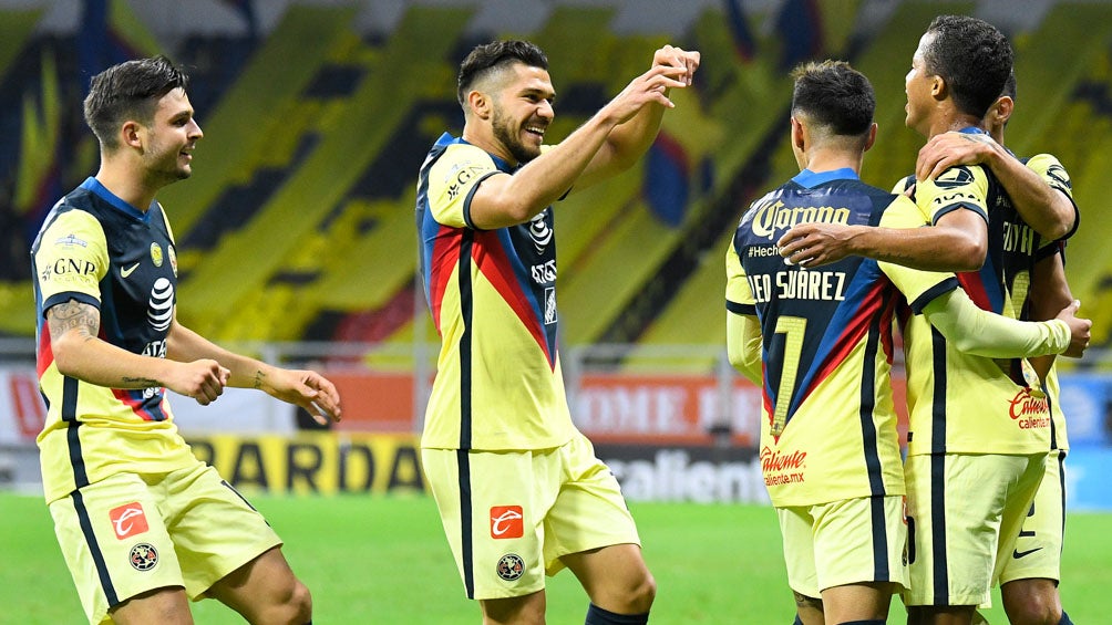 Jugadores de América celebran el gol de Giovani en el Clásico 