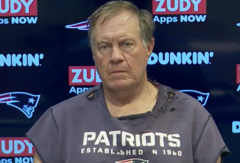 Belichick con su sudadera desgastada