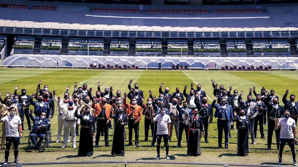 Jugadores del América entregaron despensas a los mariachis 