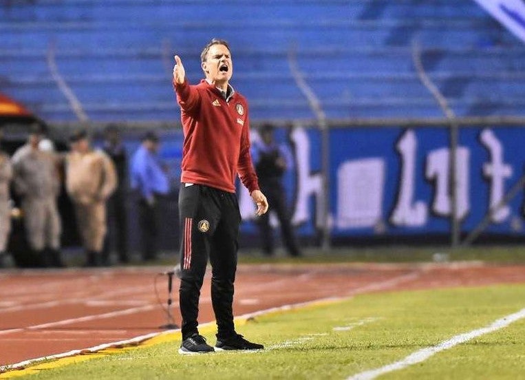 De Boer dando indicaciones en un juego 