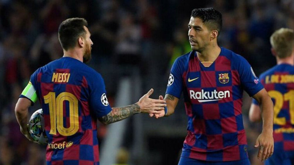 Luis Suárez saluda a Lionel Messi en juego con el Barcelona