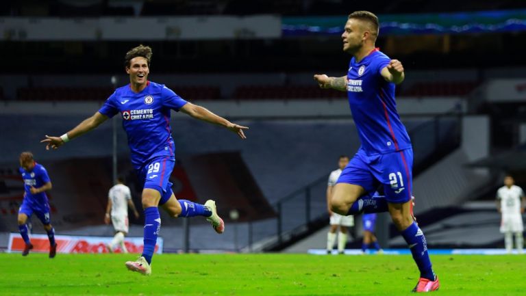 Rodríguez y Giménez celebran gol de la victoria