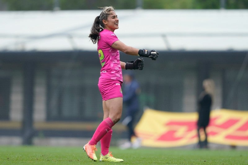 Blanca Félix en un juego en la Cantera de Pumas