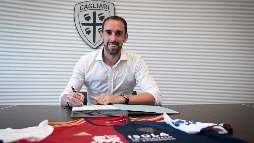 Diego Godín durante la firma de su contrato con Cagliari 