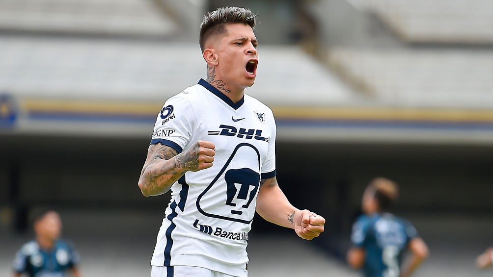 Juan Manuel Iturbe festeja un gol con los Pumas 