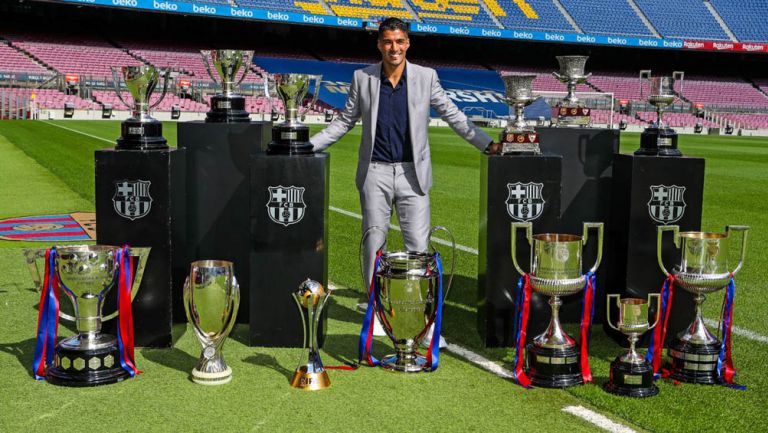 Luis Suárez posa con los trofeos que consiguió con el Barcelona