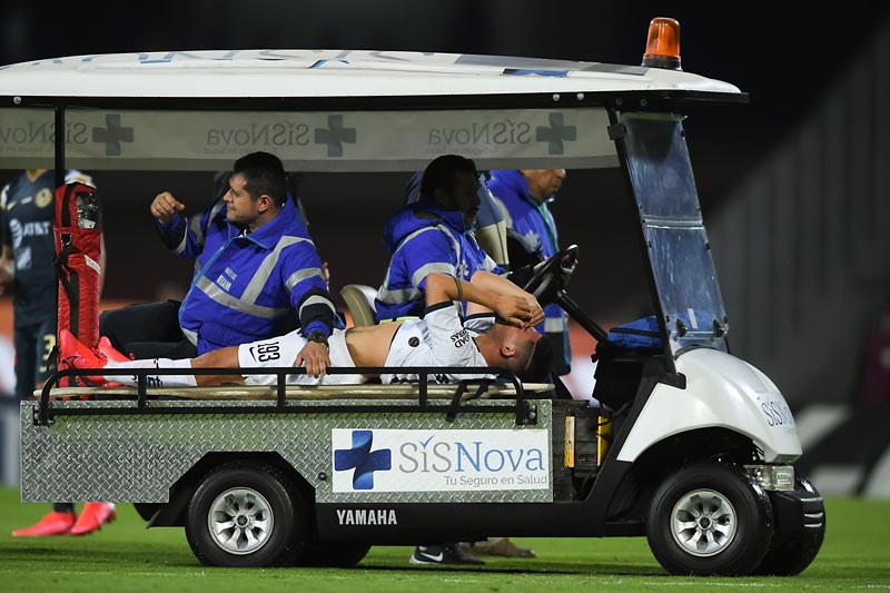 El jugador auriazul sale en el carrito de las desgracias