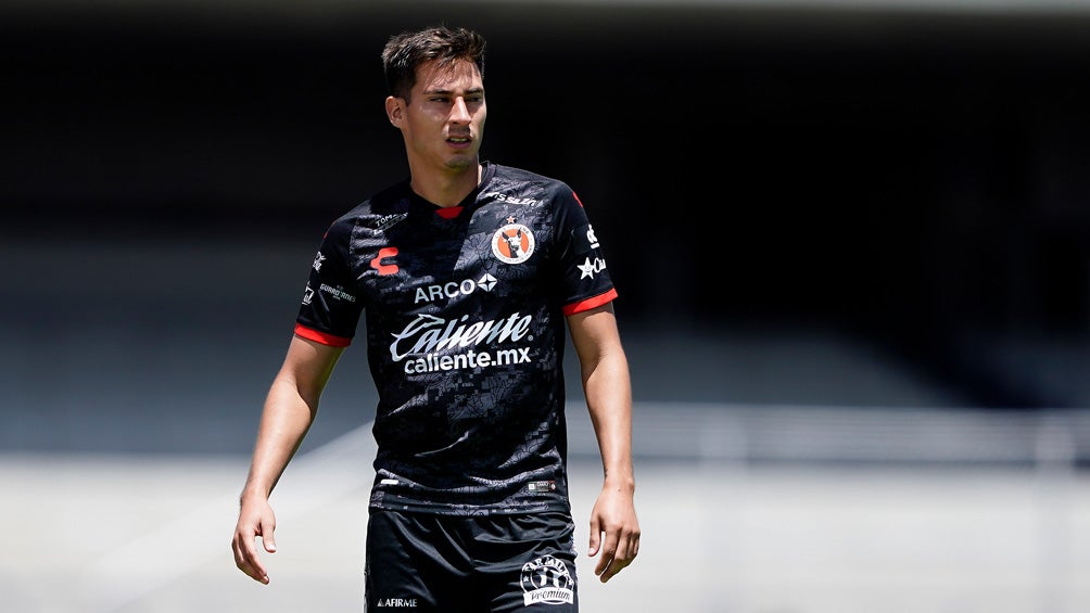 Mauro Lainez durante un duelo con Xolos de Tijuana 