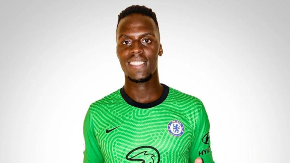 Edouard Mendy posa con los colores del Chelsea 