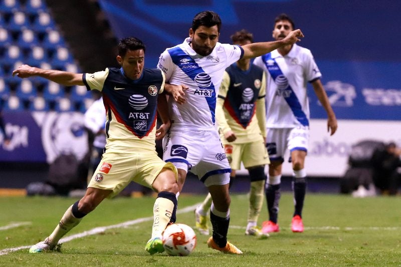 Fuentes y Escoto compitiendo por un balón 