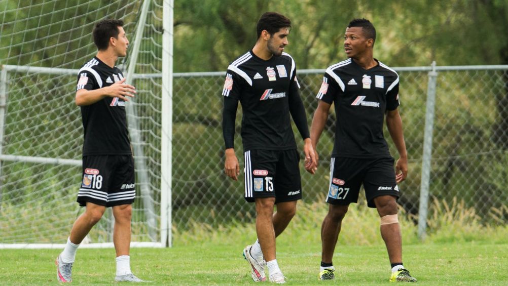 Ikechukwu Uche en práctica con Tigres