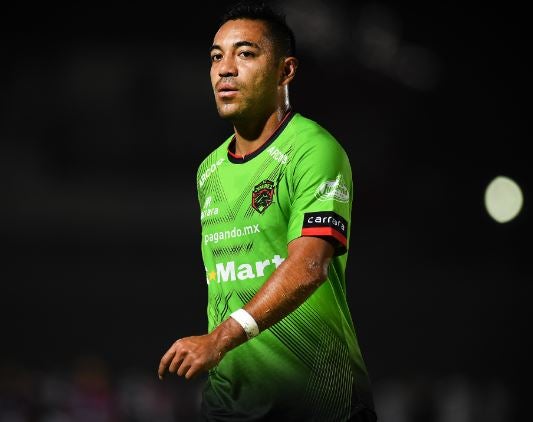 Marco Fabián se lamenta tras una acción 