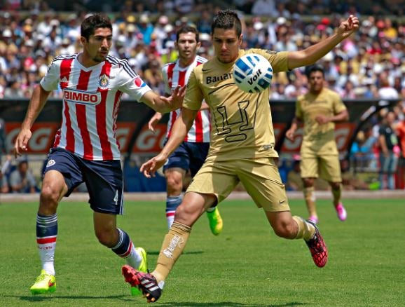 Jair Pereira y David Cabrera luchan por el balón