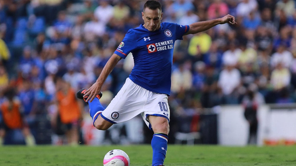 Chaco Giménez en un duelo con Cruz Azul 