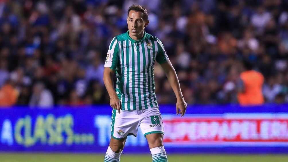 Andrés Guardado en partido con el Betis 