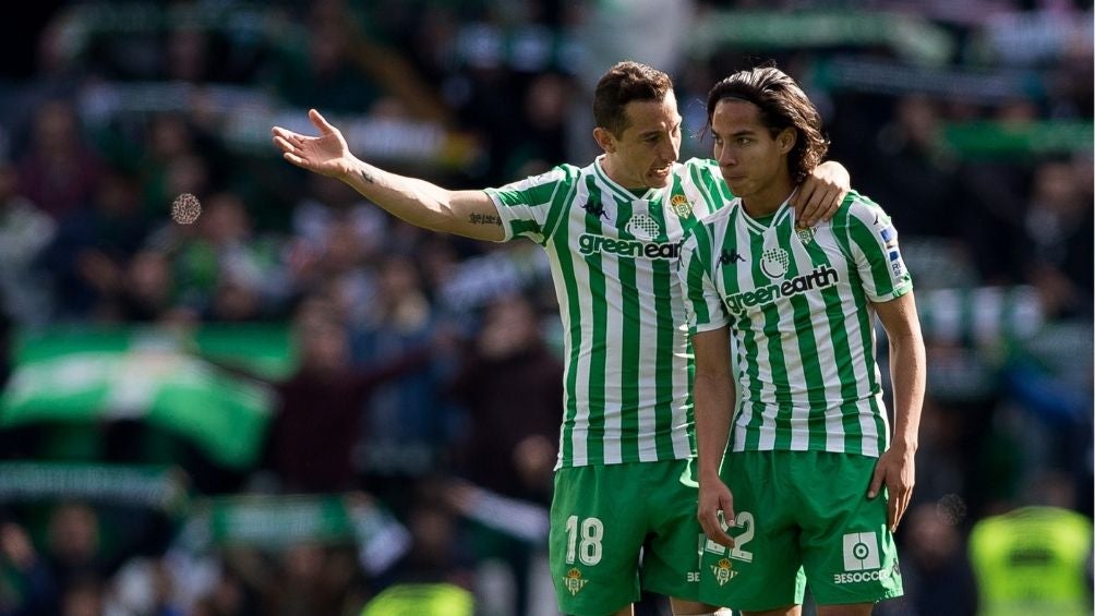 Andrés Guardado y Diego Lainez en partido con el Betis 