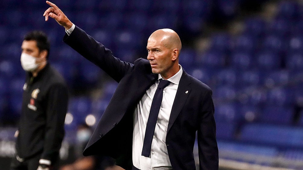 Zidane da indicaciones durante un duelo del Real Madrid 