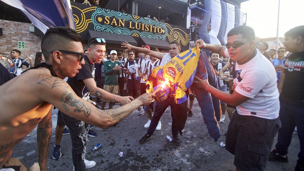 Clásico Regio: Afición de Monterrey quemó muñeco con playera de Tigres