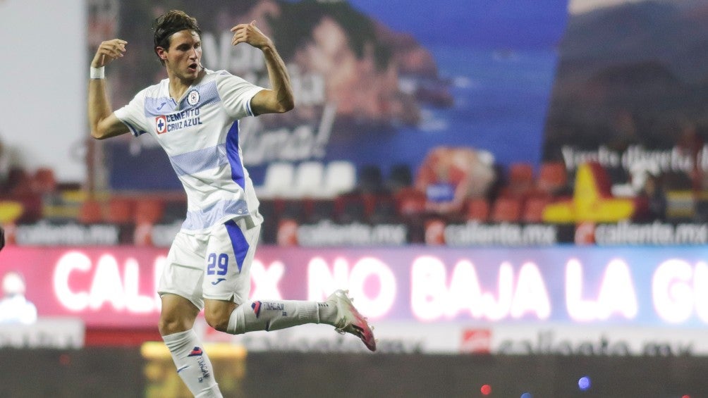 Santiago Giménez durante un partido con Cruz Azul