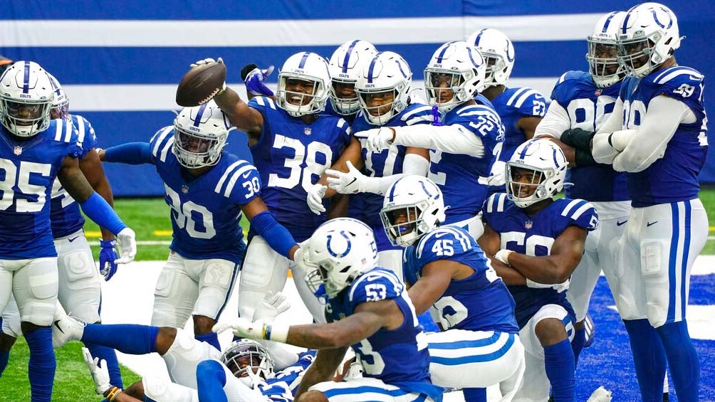 Jugadores de los Colts festejan una anotación