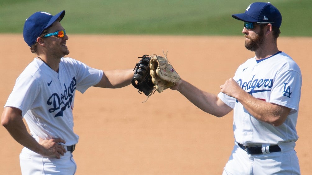 Jugadores de los Dodgers festejan en un partido