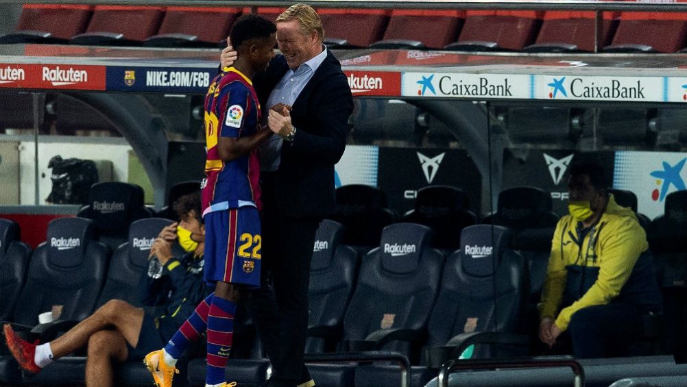 Ansu Fati siendo felicitado por Koeman