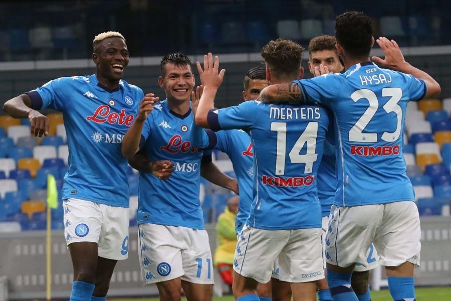 Jugadores del Napoli celebran gol ante el Genoa