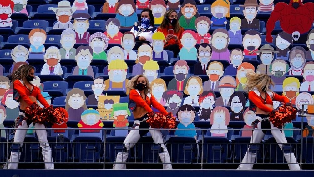 Figuras de South Park en estadio de los Broncos 