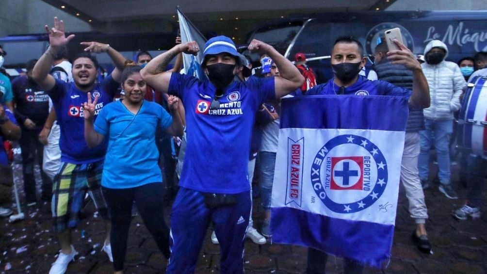 Seguidores de Cruz Azul frente al hotel de concentración 