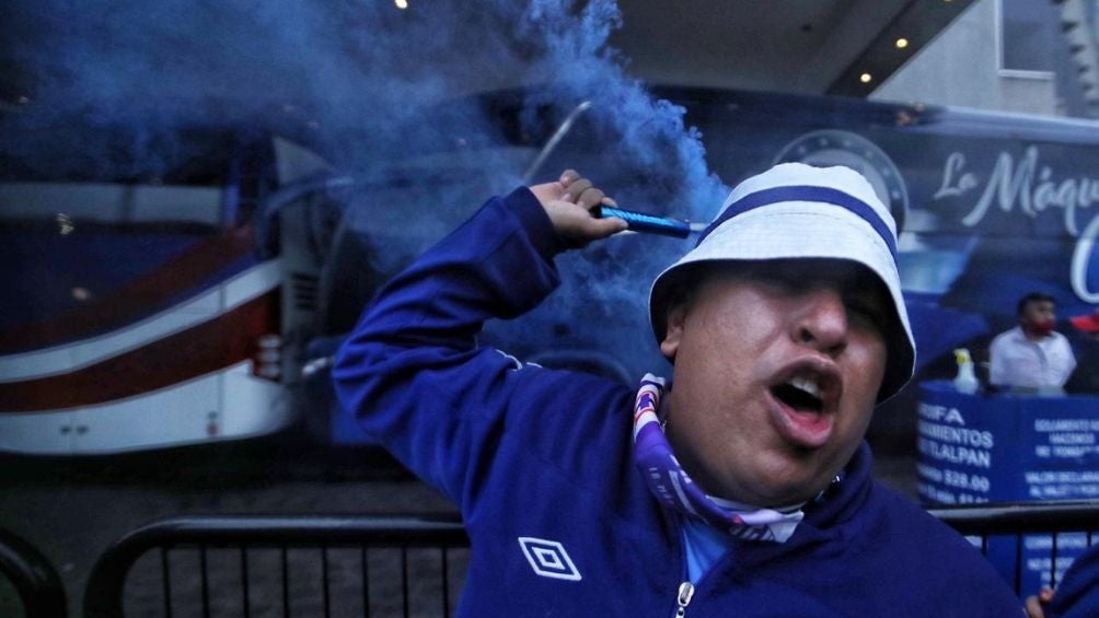 Seguidores de Cruz Azul frente al hotel de concentración 