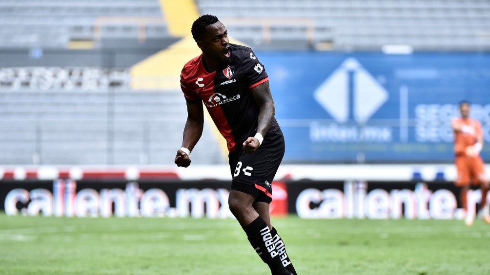 Renato Ibarra durante un partido con Atlas