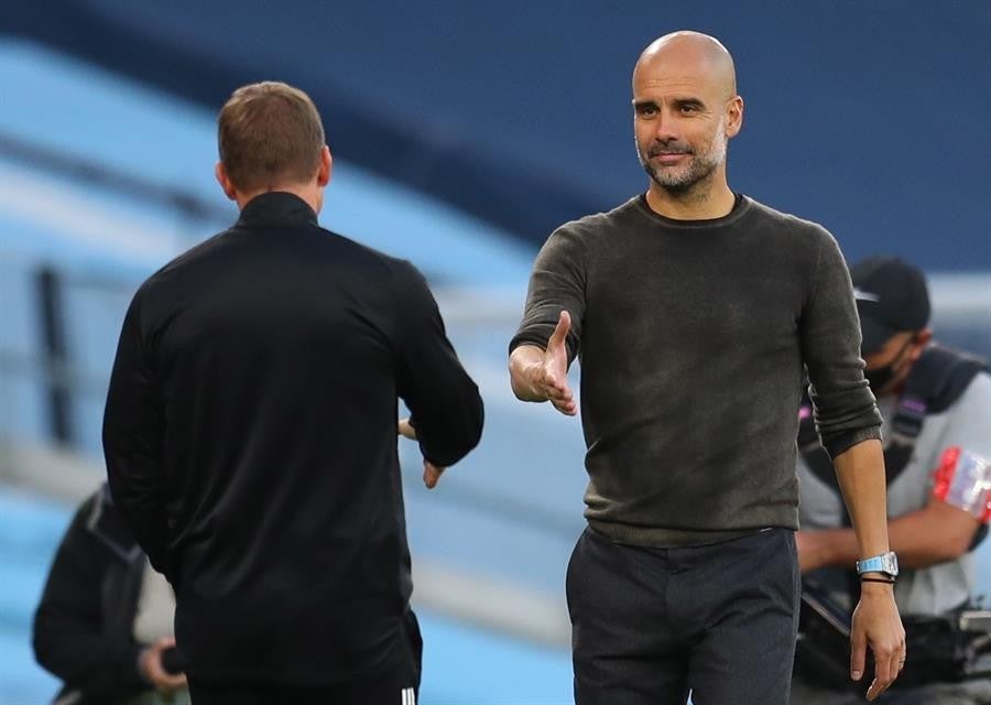 Guardiola felicitando a Rodgers por la victoria 