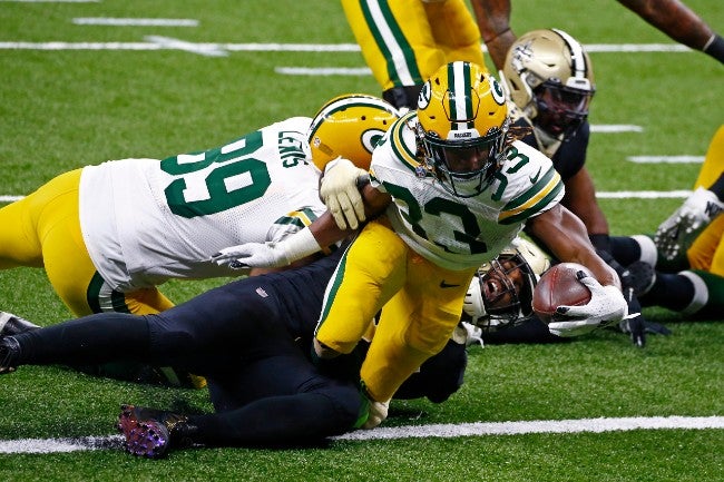 Aaron Jones entra en la zona de anotación