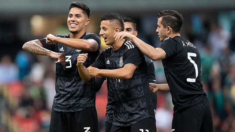 Salcedo y el Piojo Alvarado celebrando un gol con el Tri 