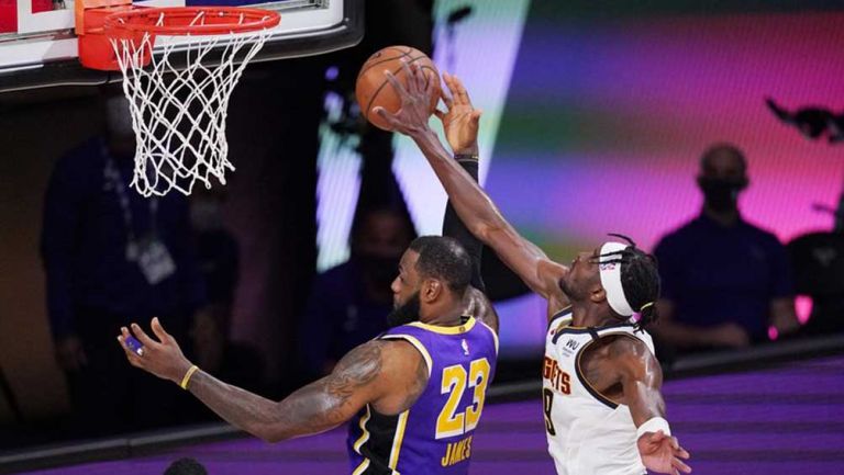 Anthony Davis y LeBron James durante el juego ante Nuggets