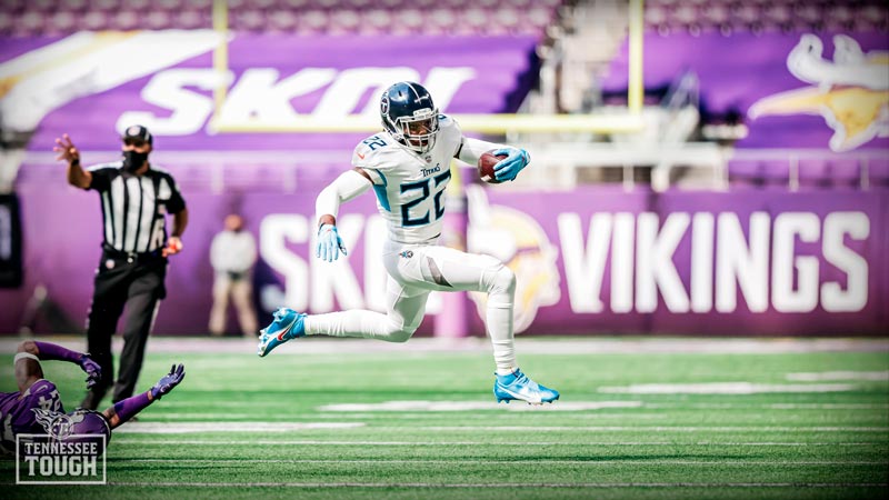 Derrick Henry corre en el duelo contra Minnesota