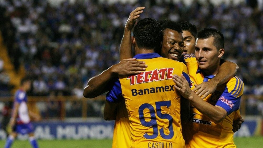 Ikechukwu Uche en partido con Tigres